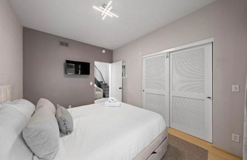 City Lights and Rooftop Nights by Rather Be Properties - Foto 31