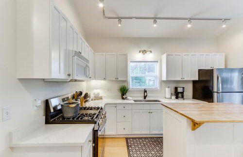 Steps to Beach! Airy Coastal Escape with Deck - Foto 8