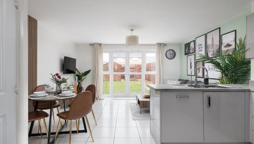 4 Bedroom House By Humming Nest Short Lets & Serviced Accommodation Milton Keynes With Free WiFi & Parking - Foto 3