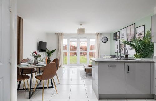 4 Bedroom House By Humming Nest Short Lets & Serviced Accommodation Milton Keynes With Free WiFi & Parking - Foto 3