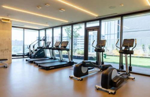 Modern Downtown Condo - Rooftop pool - Top Amenities - Foto 35