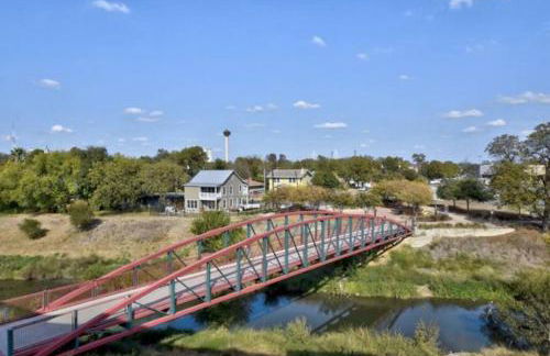 2BR Southtown Apartment FreeParking Wifi Pool Gym - Photo 27