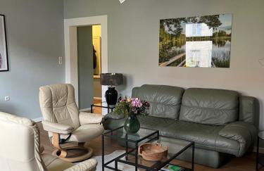 FeWo mit 3 SZ, direkte Innenstadtlage, Südterrasse, Parkplatz auf dem eigenem Privatgrundstück, 2x E-Bike und E-Autoladesäule inklusive, Konzertkirche, Schauspielhaus, FH, Jahnsportforum sowie der Tollensesee sind fußläufig in ein paar Minuten erreichbar - Foto 6