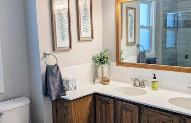 Walk to K-State, Sleeps 12, Pool Table, Hot Tub - Foto 8