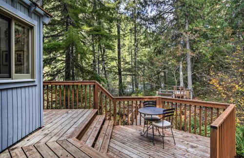 Enchanting Escape with Hot Tub, Decks and Views! - Foto 23