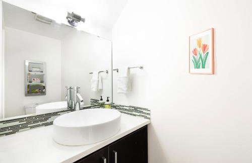 Designer Fremont Retreat w Mount Views & Office - Photo 26