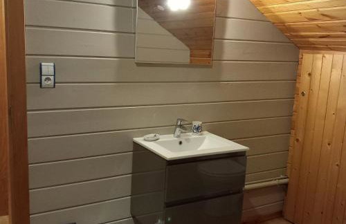 Chalet confortable avec 4 chambres, cheminée, grand terrain, proche pistes et lac - Foto 8