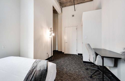 West Loop - City Views With In & Out Parking 6 - Photo 6