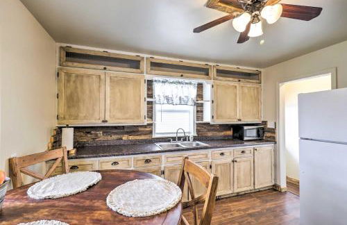 Cozy Helper Home with Fenced Yard, Pets Welcome - Foto 7