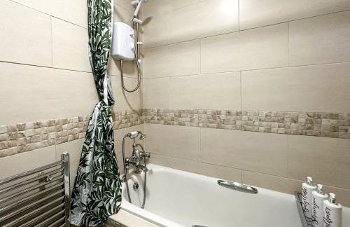 Joyful Jungle Jewel wBalcony & Foozeball-Ferndale - Foto 40