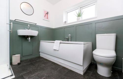 Stunning Bishop Auckland House with 5-bedrooms & 8 Beds Sleeps 12 with Free Parking by PureStay - Foto 63