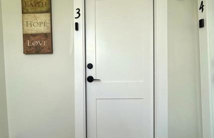 Charming & Bright Gem Prime Location Street Parking with AC - Foto 10