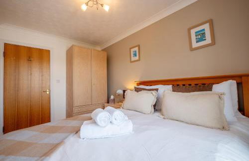 Coastal Escape with Balcony & River Dart Views - Foto 34