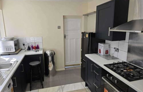 House - Sleeps 8 - Garden - Short Walk to Station - Foto 27