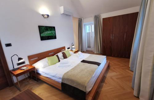 EST Villa DIOCLETIAN on Solta - luxurious villa, beachfront, private pool, outdoor BBQ, large terrace and garden, free parking - Wonderful privacy - Foto 15