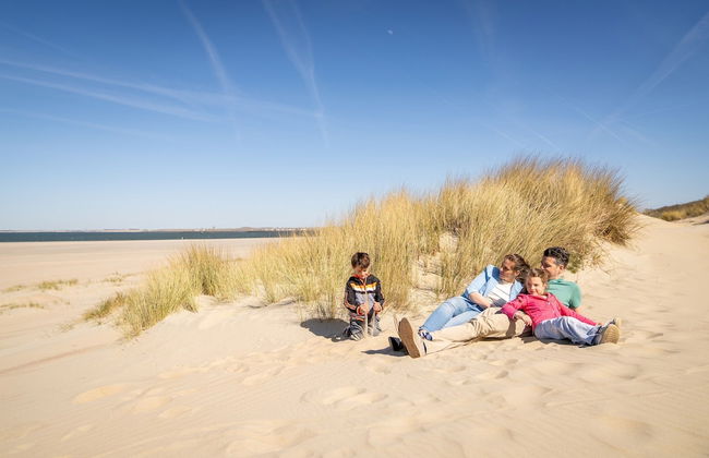 Restyled Bungalow With 2 Bathrooms, Near the Beach - Photo 26