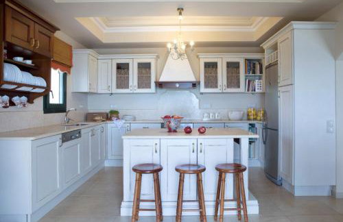 Avra Private Suites - Photo 35