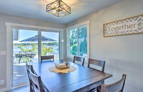 Lakeside Lacey Gem with Sauna and Private Dock - Foto 15