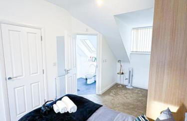 City Centre 3 Bedroom House Sleep upto 9 Guests with Garden and Parking - Foto 48