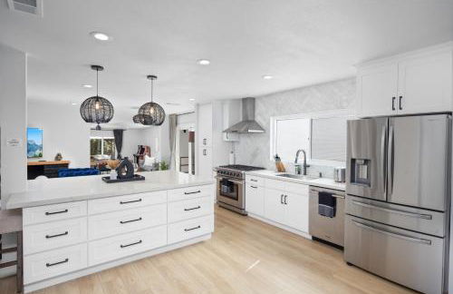 NEW Lux 5BR Villa Near Disney, Knotts, LA, OC with Hot Tub & Games - Photo 28