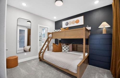 Modern EaDo Stay - 3BR Townhome w Private Deck - Foto 6