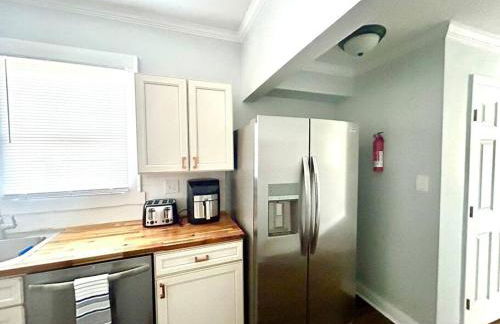 Downtown Charm, 3 Bdr, Near Rest and Bars - Photo 10