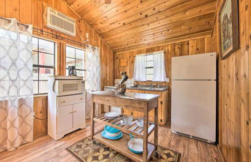 Couples Cabin with Luxury Deck, 1 Mi to Canyon Lake! - Foto 6