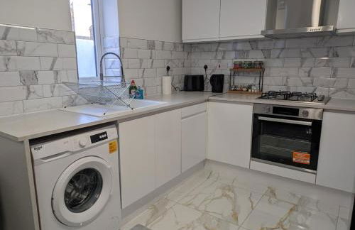 Modern Central Apartments with Balcony - Photo 18