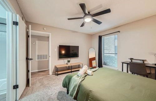 Your Chill 2B Getaway - 10min to DTWN - W/D, Pool, Prkg - Foto 10