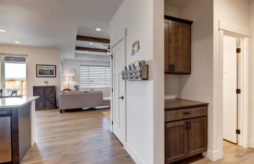 Scenic Modern Home with Private Patio & Fireplace - Foto 40