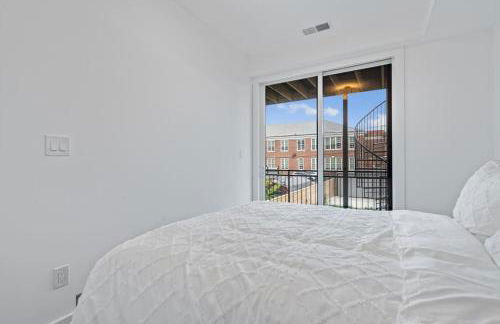 Capitol View 2 DC Townhouse Condo with Private Backyard and Garage Parking - Foto 10
