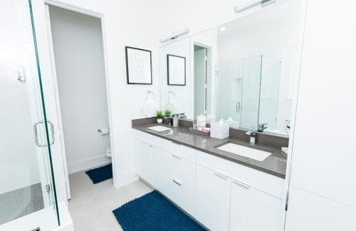 Beautifully Decorated, Modern Downtown Houston Home - Photo 19