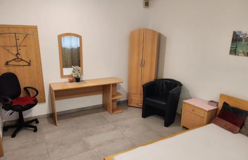 Halle, TOP -PREISE, große 79 qm SD FeWo, EG, wahlweise mit 1- 3 DZ, inklusiv TV Lounge, Küche, Bad WC Einfach und gut, Langzeitmieter VB Preise - Foto 1