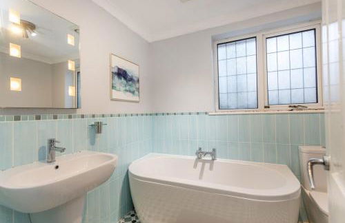 Elegant 5-Bed Home, Families & Friends, Sleeps 6, Parking, Free Wi-Fi - Foto 31