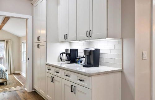 Tranquil Mountain Escape Luxurious 5-Bedroom Farmhouse with Pool - Foto 11