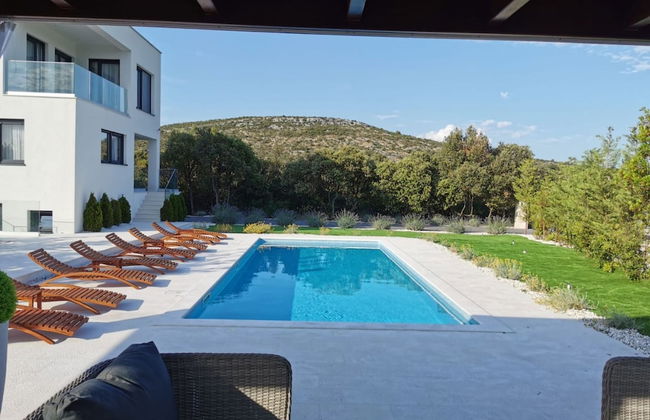 Modern Villa With Private Heated Pool and Lounge Area for a Relaxing Stay - Foto 14