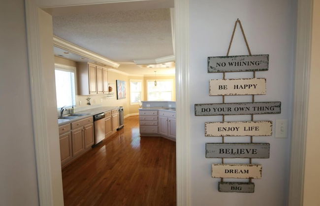 Coastal Escape w Pool Pool Table Walk to Beach - Foto 38