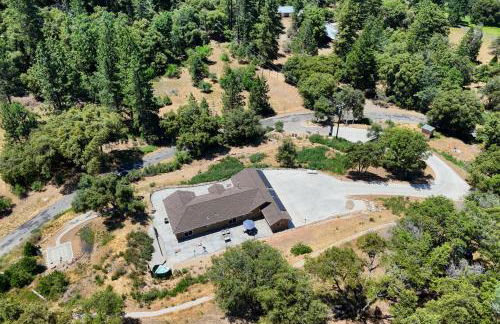 Yosemite Hilltop Gated Villa near Oakhurst, Bass Lake and Mariposa w EVCharger Hottub Grill and Awesome Views! - Foto 6
