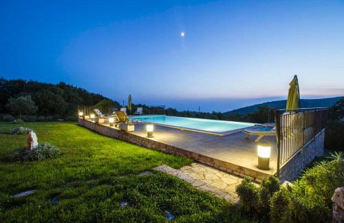 Elegant 4-Bedroom Villa with Private Pool and Amazing Sea Views - Photo 7