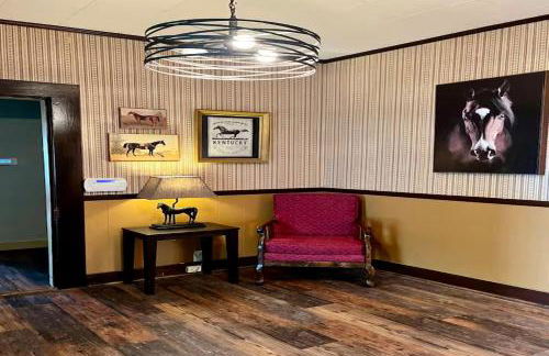 Classic Lakeside Estate Stay with Cozy Living Spaces & Outdoor Adventures in Kuttawa, Kentucky - Foto 35