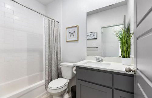 NEW 1 Story Townhome 6 BDs 5 Mile Baylor Scott & White Fenced Backyard - Professionally Managed by Stay Albatross - Foto 12