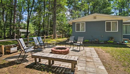 Higgins Lake Getaway with Fire Pit, Walk to Beach! - Foto 4