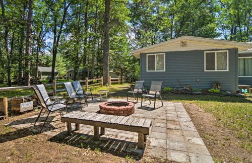 Higgins Lake Getaway with Fire Pit, Walk to Beach! - Foto 4