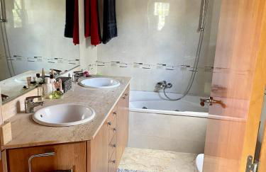 Entire villa with pool, ocean & mountain views - Foto 18