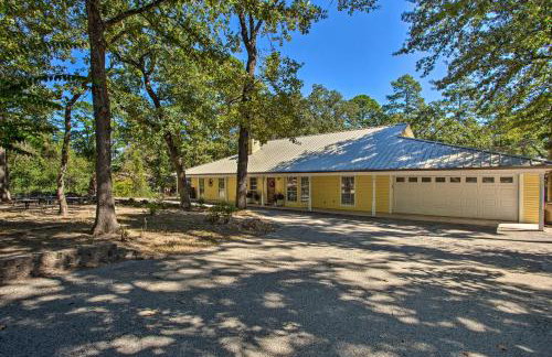 Holly Lake Retreat w/ 2 Community Pools & Yard - Foto 26
