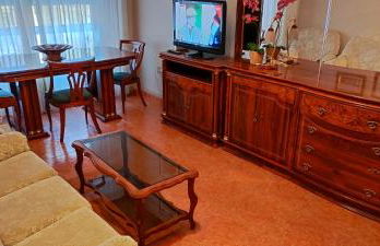 Piso céntrico 3 dormitorios con 2 baños cerca de la feria - Foto 1