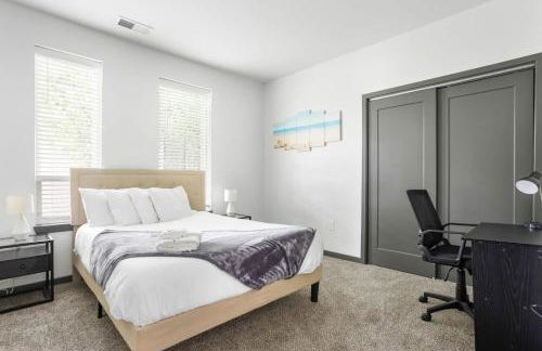 Bright & Cozy 2BR Retreat w Parking Broad Ripple - Foto 43