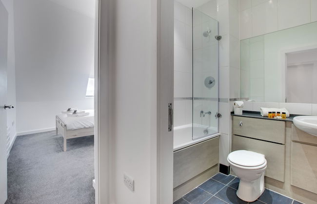 Crown Apartments By Week2Week - Photo 24