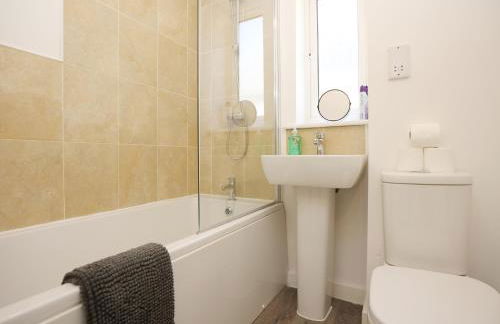 Homington House By N And N Stays, Perfect for Contractors and Workers, Private off road Parking for 2 vehicles, Fast Wifi - Foto 17