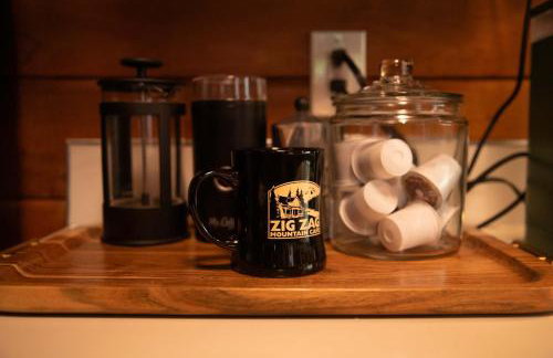 Mid-century Cabin Hideaway - Hot Tub & Fire Pit - Foto 41